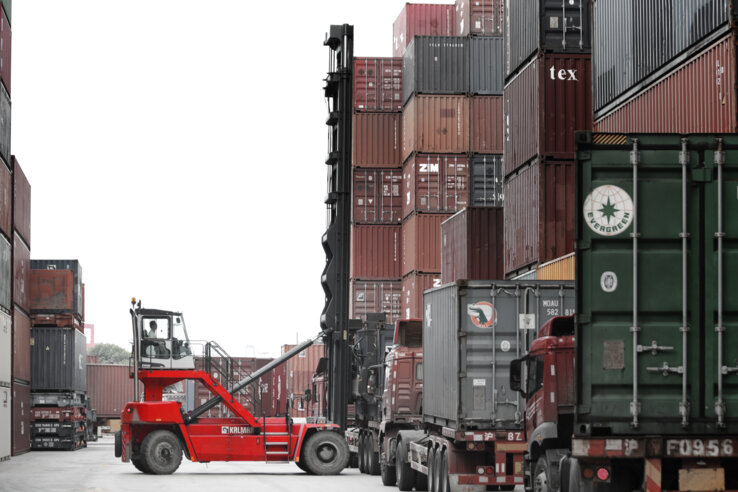 Schwerlaststapler für den Containerumschlag