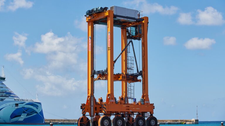 Straddle Carrier