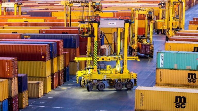 Straddle Carrier im Container- umschlag