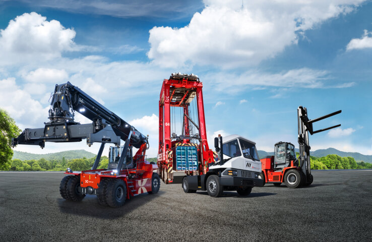 Wir bieten modernste Gabelstapler, Reachstacker, Leercontainerumschlaggeräte,  Terminal-Zugmaschinen, Straddle Carrier und Kranspreader.