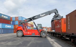 Dania Connect bringt mit Kalmar Eco Reachstackern Zuverlässigkeit in jede Bewegung.