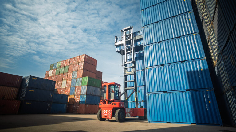 Leercontainerstapler