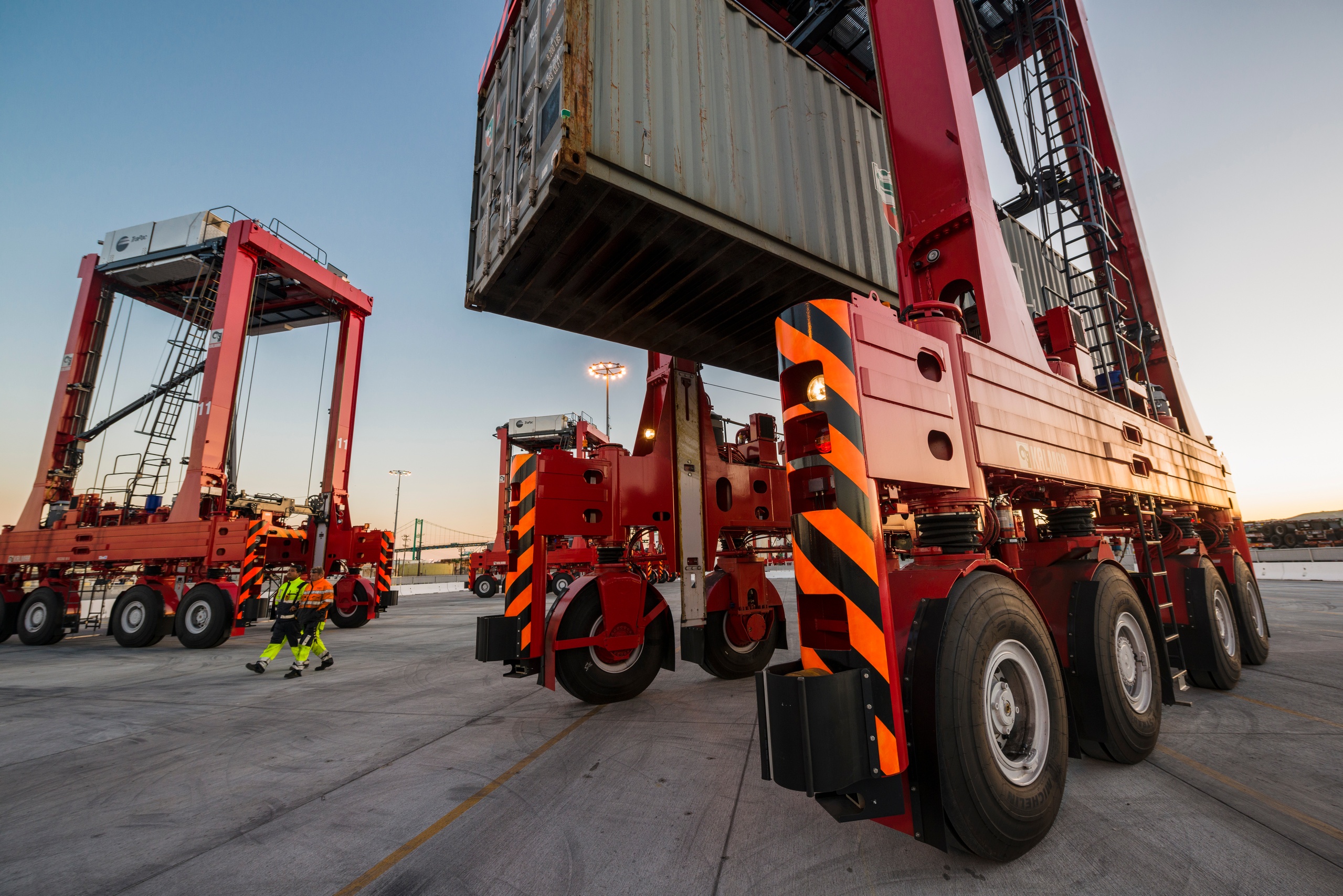 kalmar automated straddle carriers
